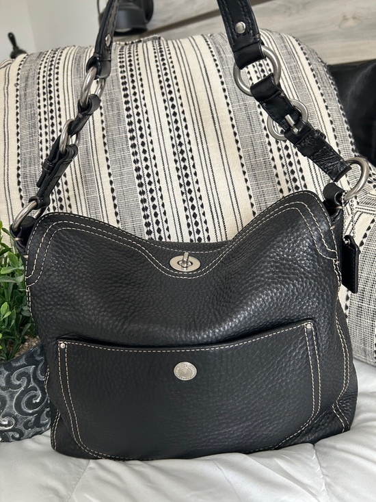 Coach Handbags - Coach Y2K Chelsea turnlock Black Leather Shoulder Bag with Contrast Stitching